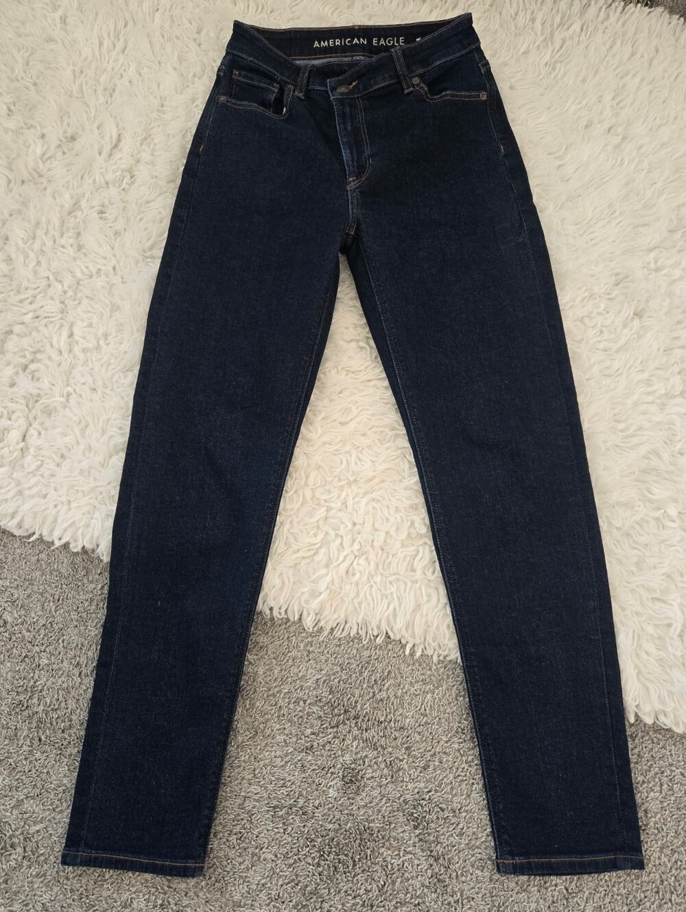American Eagle Outfitters criss-cross button waistband Mom Jeans. Size 0.